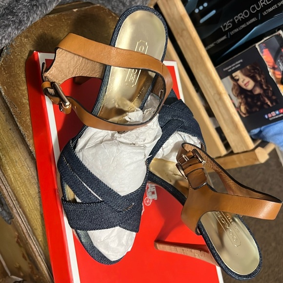 Coach beautiful sandals original box excellent condition - Picture 1 of 3